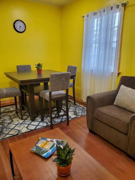 Upstairs 2 Bedroom Avalon Regia Apartment 乔治敦 外观 照片