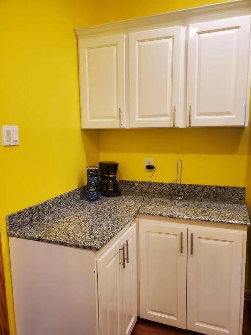 Upstairs 2 Bedroom Avalon Regia Apartment 乔治敦 外观 照片