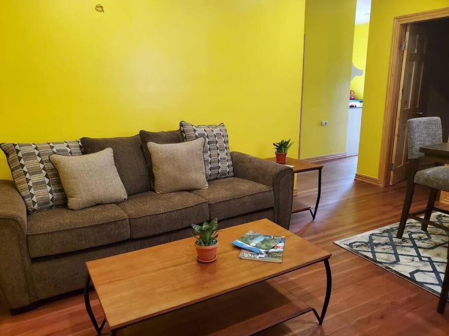 Upstairs 2 Bedroom Avalon Regia Apartment 乔治敦 外观 照片