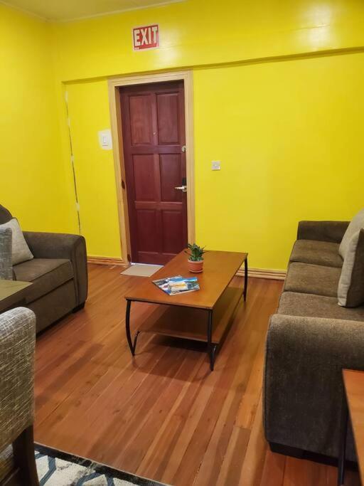Upstairs 2 Bedroom Avalon Regia Apartment 乔治敦 外观 照片